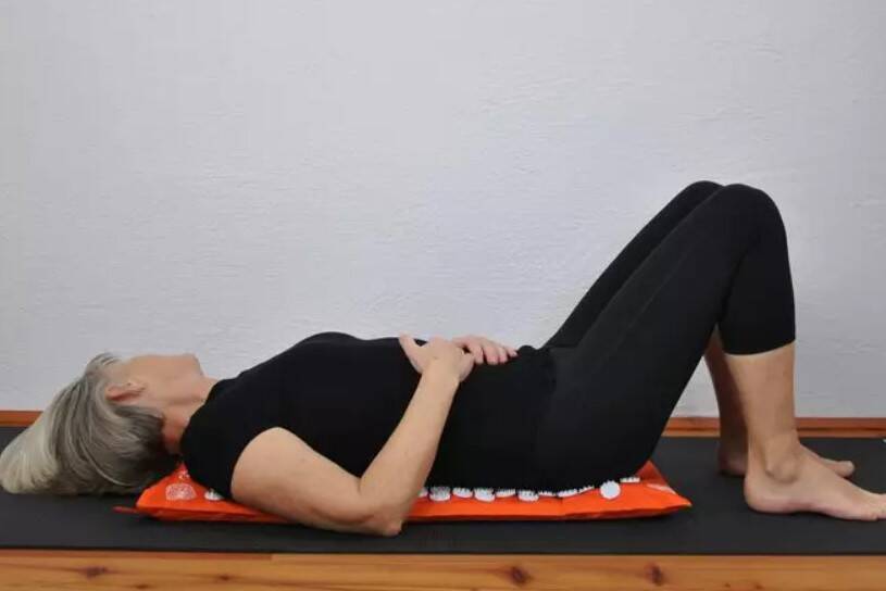 tapis acupression shakti femme couchee sur le dos